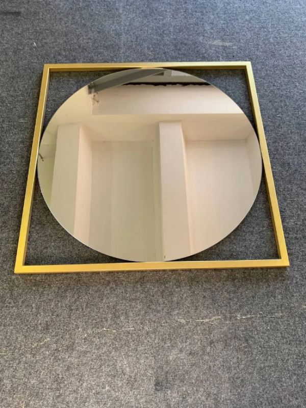 Дизайнерское настенное зеркало Glass Memory Image в металлической раме золотого цвета 830*830
